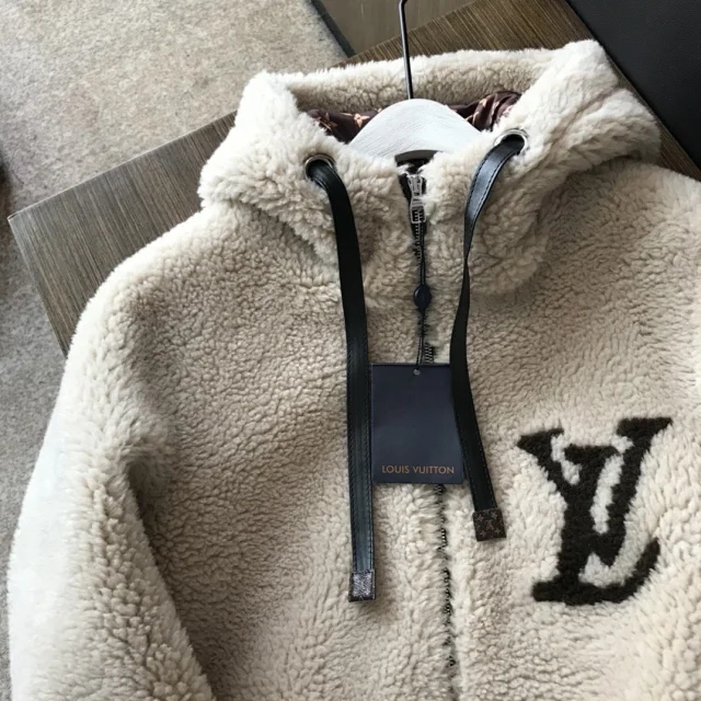 lv中国首发皮毛一体皮衣,lv绵羊毛