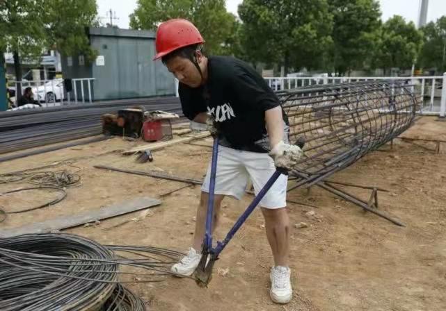 王斌照顾伤者家属,照顾残疾妈妈王斌