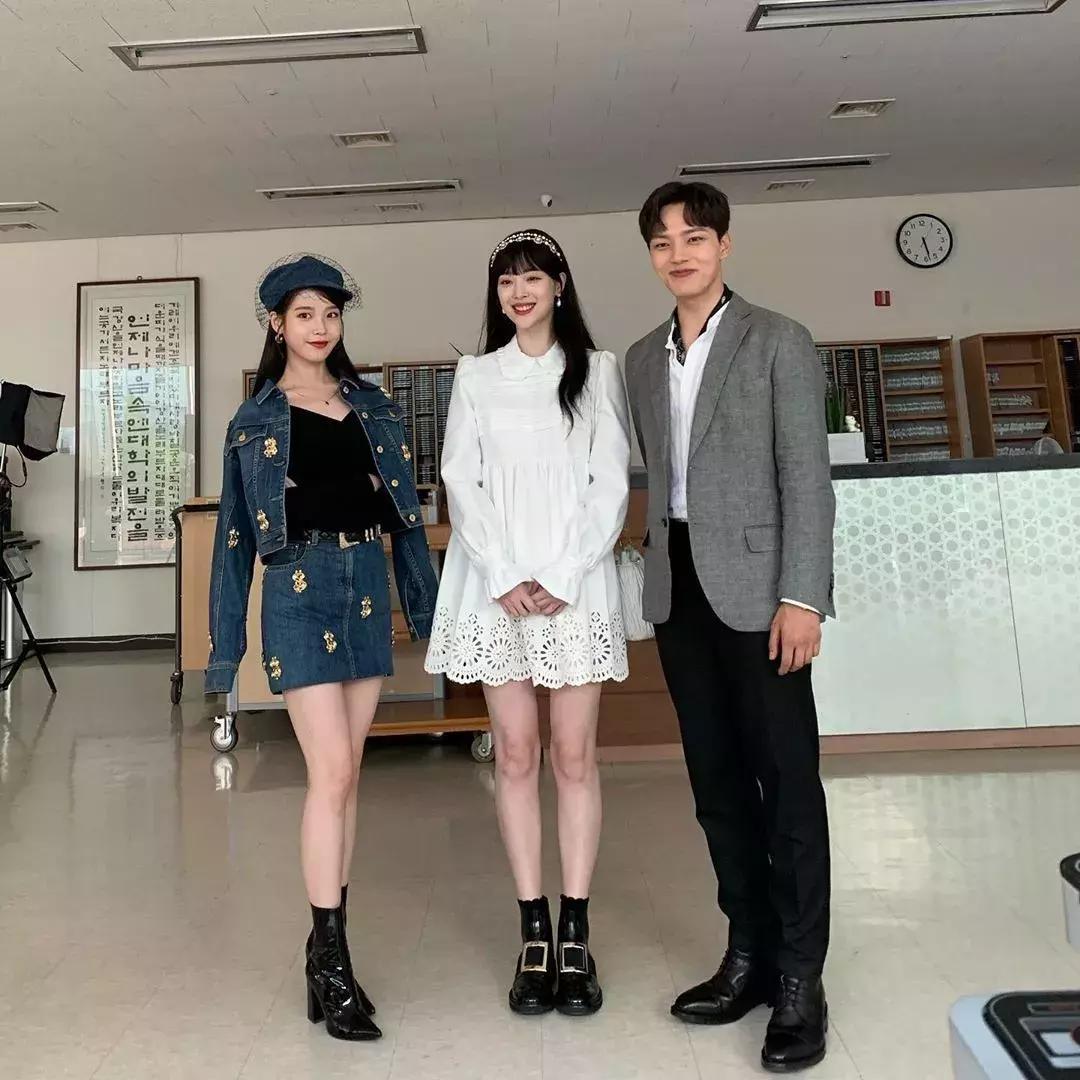 别再露脚踝了今年露袜才是王道,今年流行的露袜穿搭你知道吗