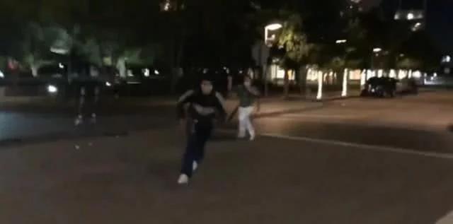 美国店主持宝剑保卫店铺，却遭暴徒*攻围**，被打趴在街头