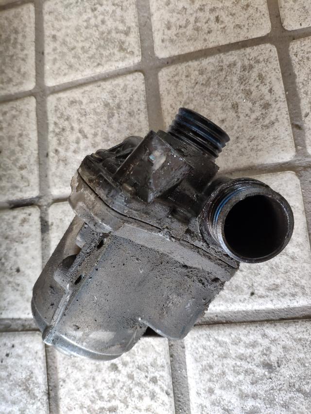 8年的宝马GT水泵和水箱漏水，看到拆下来的水箱车主有些吃惊