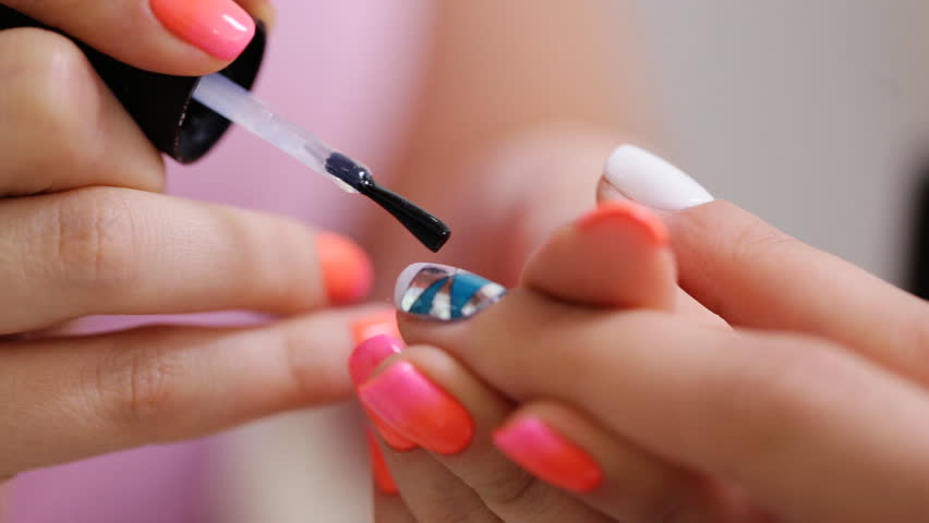 夏日女神们钟爱的美甲安全吗？指甲是如何生长的？医生告诉您