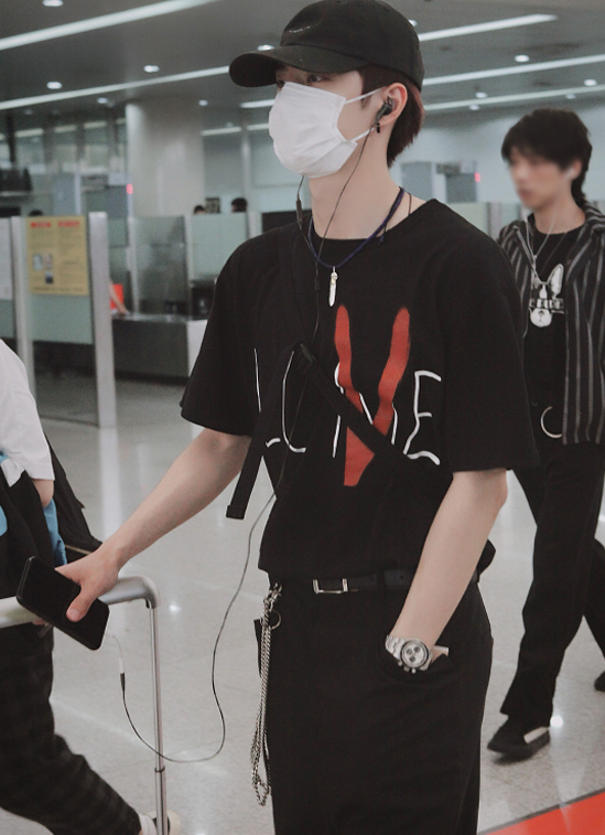 王一博穿vlone的原因,王一博真的是钢铁直男吗