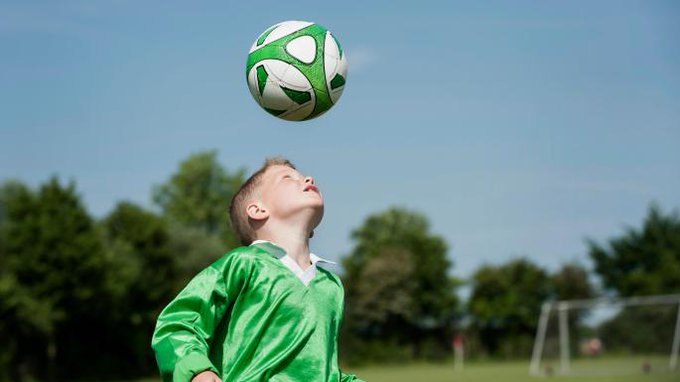 儿童几岁可以练足球头球,儿童学足球影响身体发育