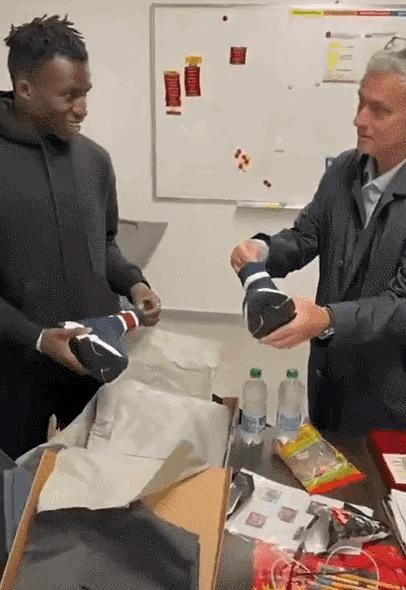 1月的他在加纳高中踢球；11月的他在慕帅麾下替补出场，一战成名