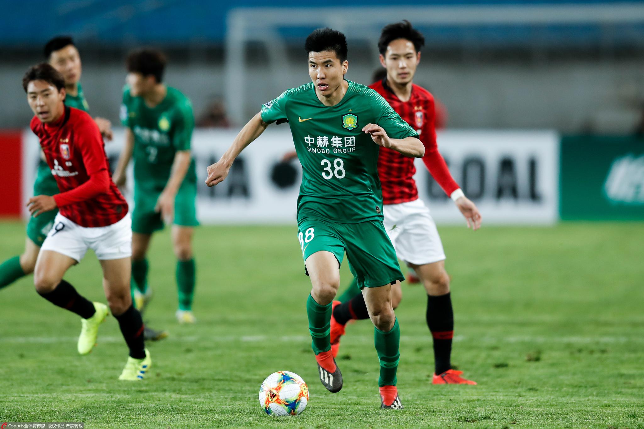 他是韩版王刚，由前锋改打边后卫后，终成韩国一代名将