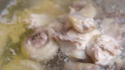 椰椰椰！这家人气椰子鸡专门店，光是汤底就喝饱了