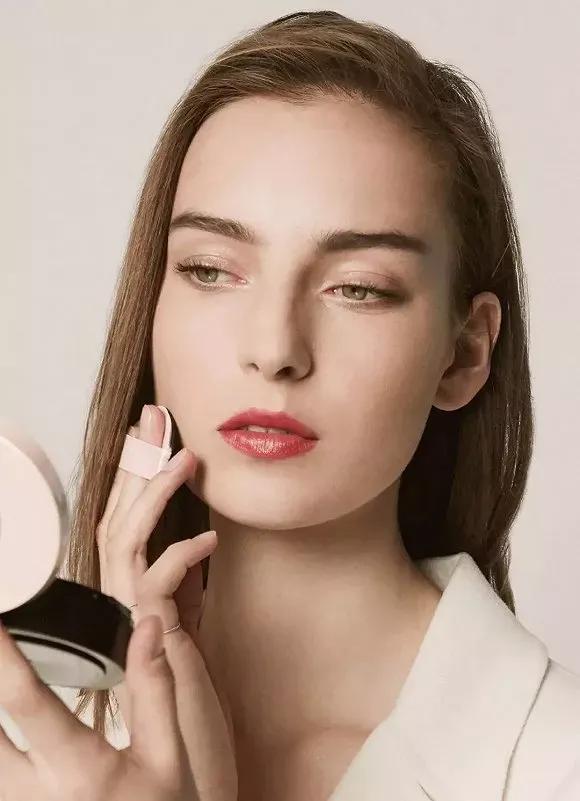 脱妆怎么补妆不卡粉,脱妆斑驳了怎么补妆不卡粉