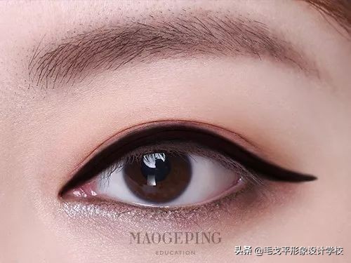 怎么画眼妆才不显脏,想学画眼妆今年最流行的眼妆
