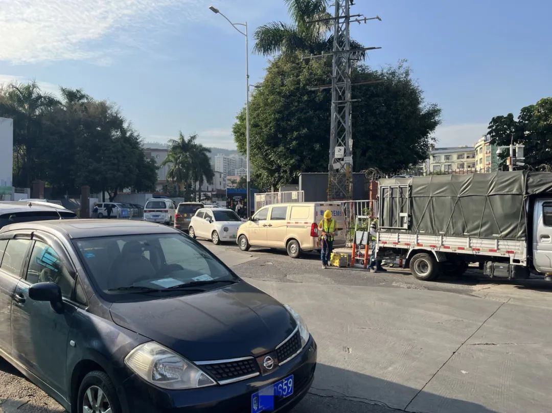 交警严查校园周边交通,车辆占据人行道几个月不动了