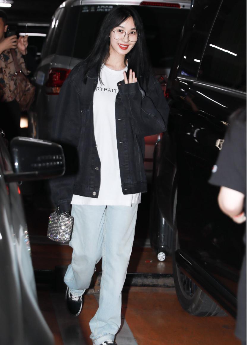 李菲儿休闲造型,李菲儿一身黑白穿搭清新时尚