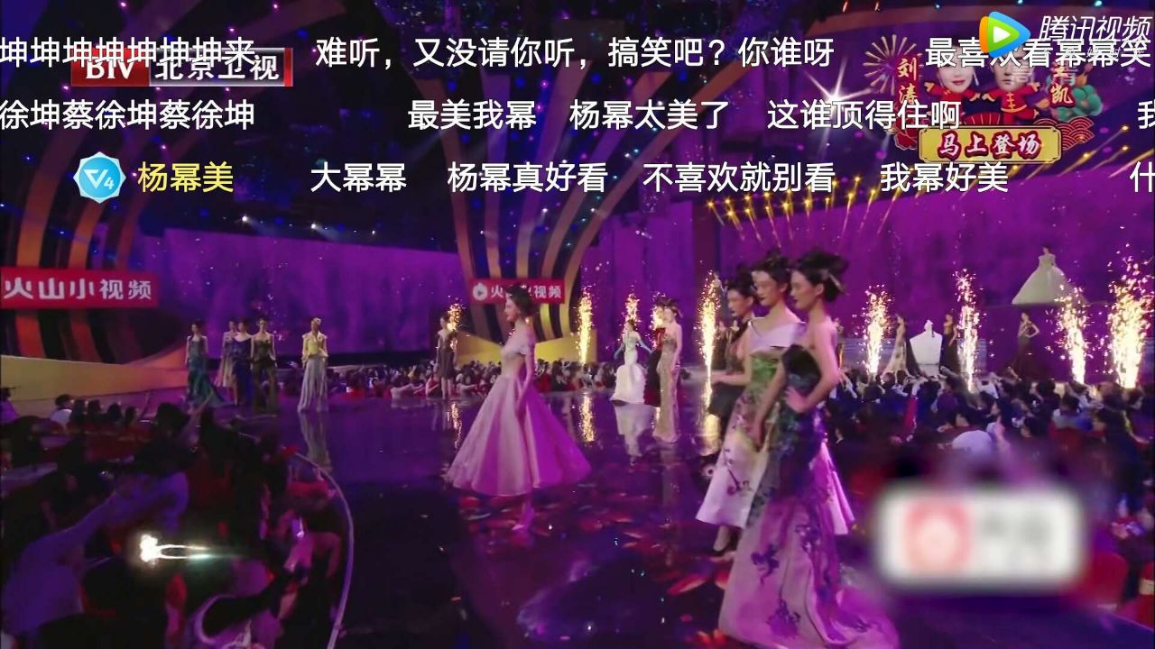 北京春晚杨幂走秀,杨幂春晚走秀高清图片