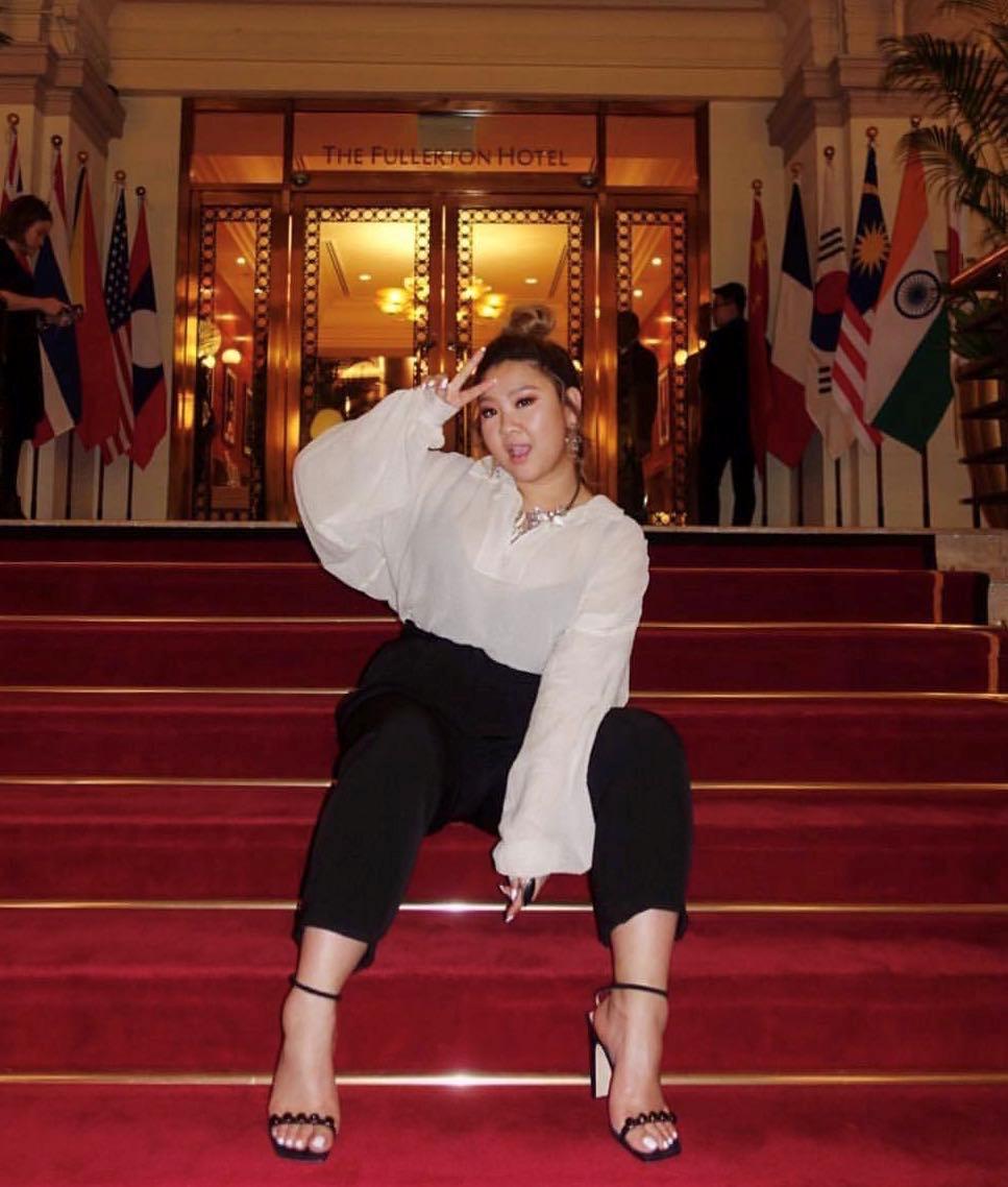 郑欣宜穿皮裙好看吗,郑欣宜高级感穿搭