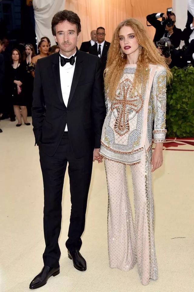 38岁LV太子妃情商高!和准婆婆合照自己素颜当陪衬,老公咋不爱?