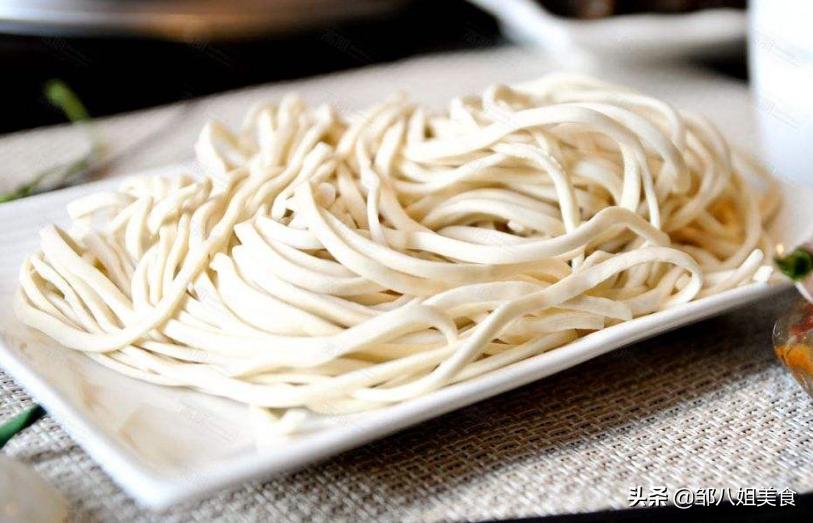 手擀面怎么筋道不粘连,做手擀面里面需要加鸡蛋吗