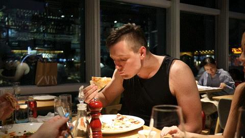 一挤就爆奶的超薄0.1pizza，被外国朋友吹上天