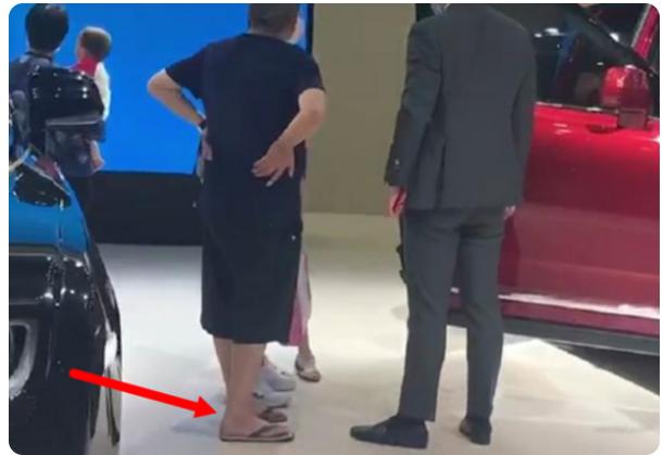 男子打扮邋遢逛车展，宾利销售殷勤服务，“看鞋就知是大客户”