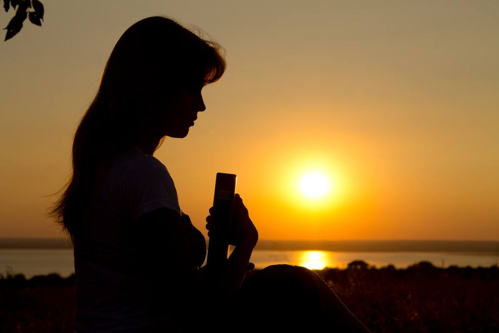 13岁遭霸凌女生父亲发声央视新闻,12岁女孩被生父侵害多年