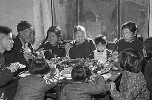 小时候的年夜饭，我们每家每户要吃猪蹄，你们那边的年夜饭呢？