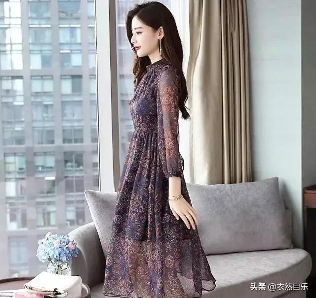 今年最流行碎花裙中长款,比较老气的碎花裙怎么穿出时尚感