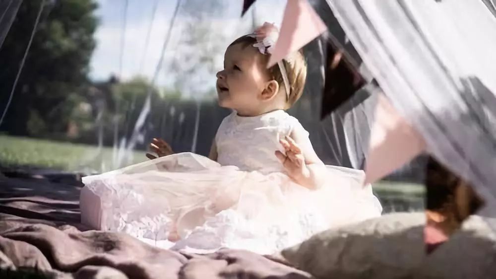 宝宝的囟门有点凸但精神好,囟门闭合太早孩子会傻吗