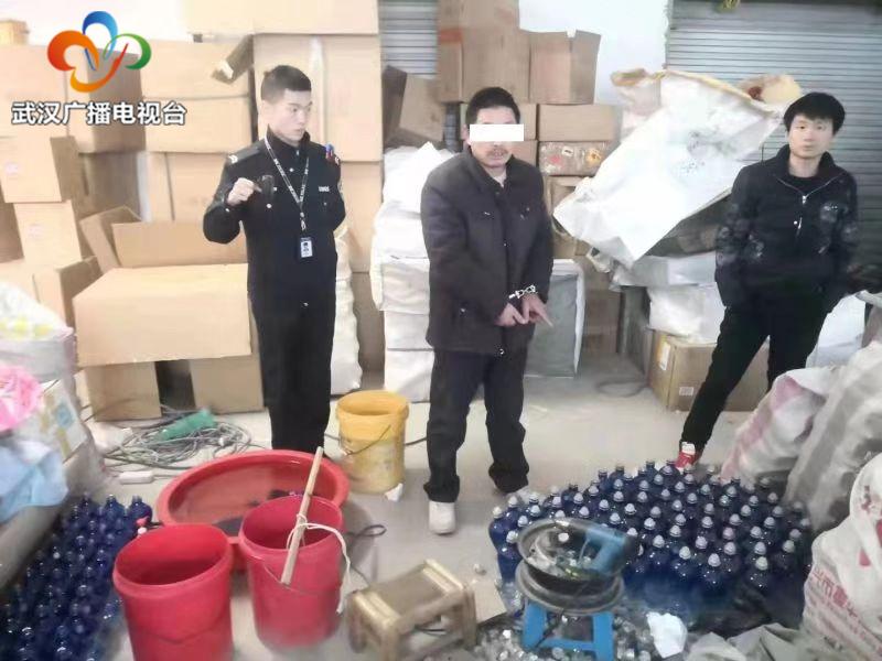警方端掉一个假酒黑作坊,制假窝点假酒