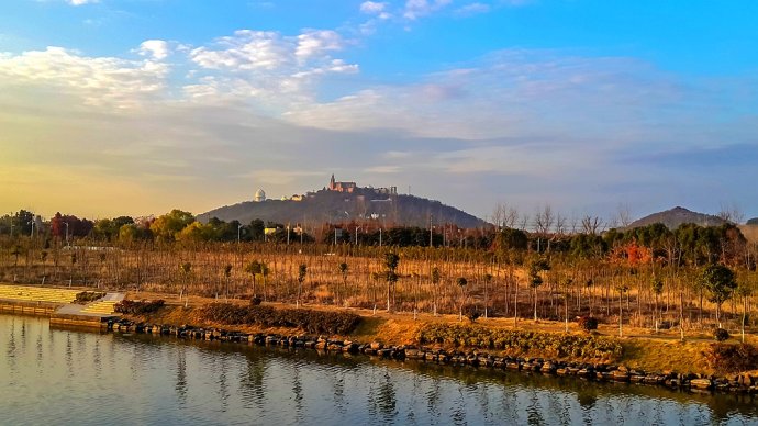 上海西佘山探看天主教堂，这里景色优美，夏季凉爽舒适