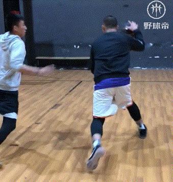 打球遇到身体对抗打不过怎么办,打球身体对抗太软怎么办