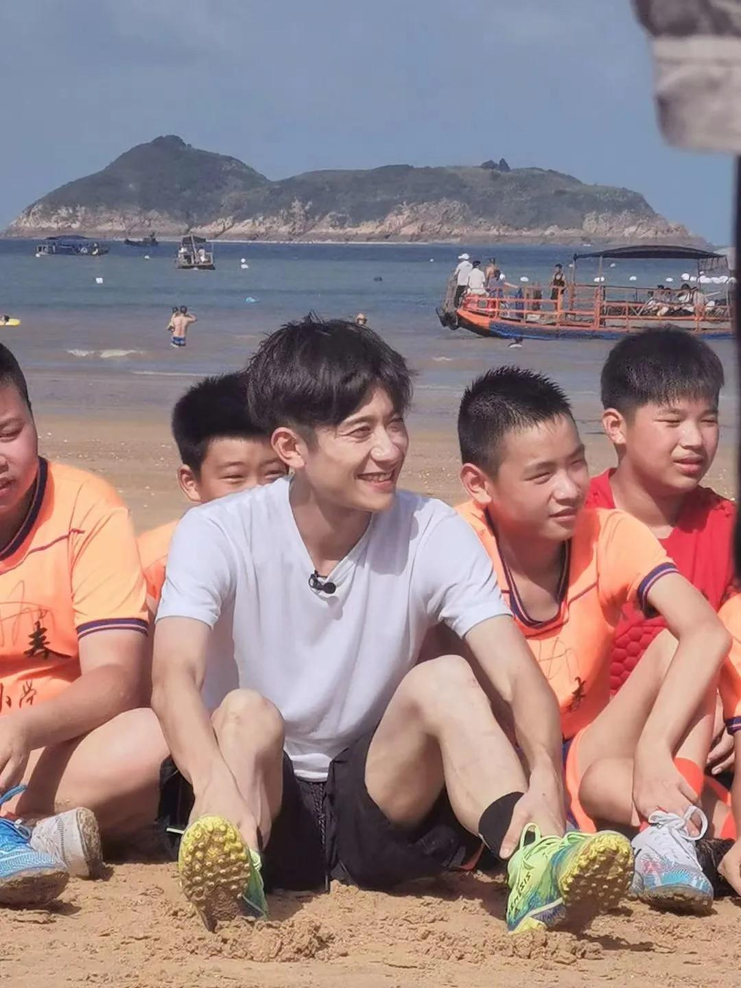 @张一山，霞浦大京沙滩展开一场精彩的足球比赛