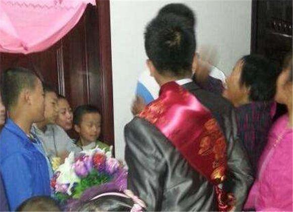 新郎接亲当众翻脸质问新娘嫁不嫁,新郎接亲时收到信息大怒当场悔婚