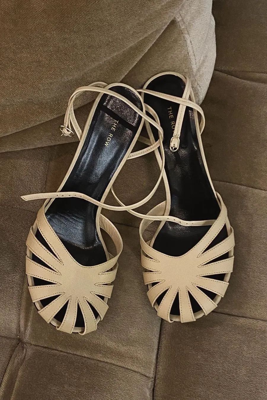 今年最火的4款凉鞋清爽又时髦,一双土到极致的凉鞋就是潮