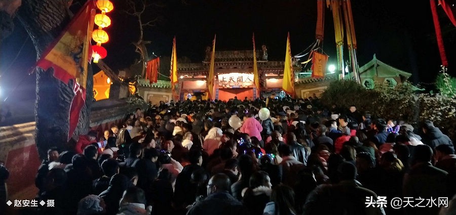 甘肃天水数万民众“上九朝观”祈福纳祥争烧头柱香！（组图）