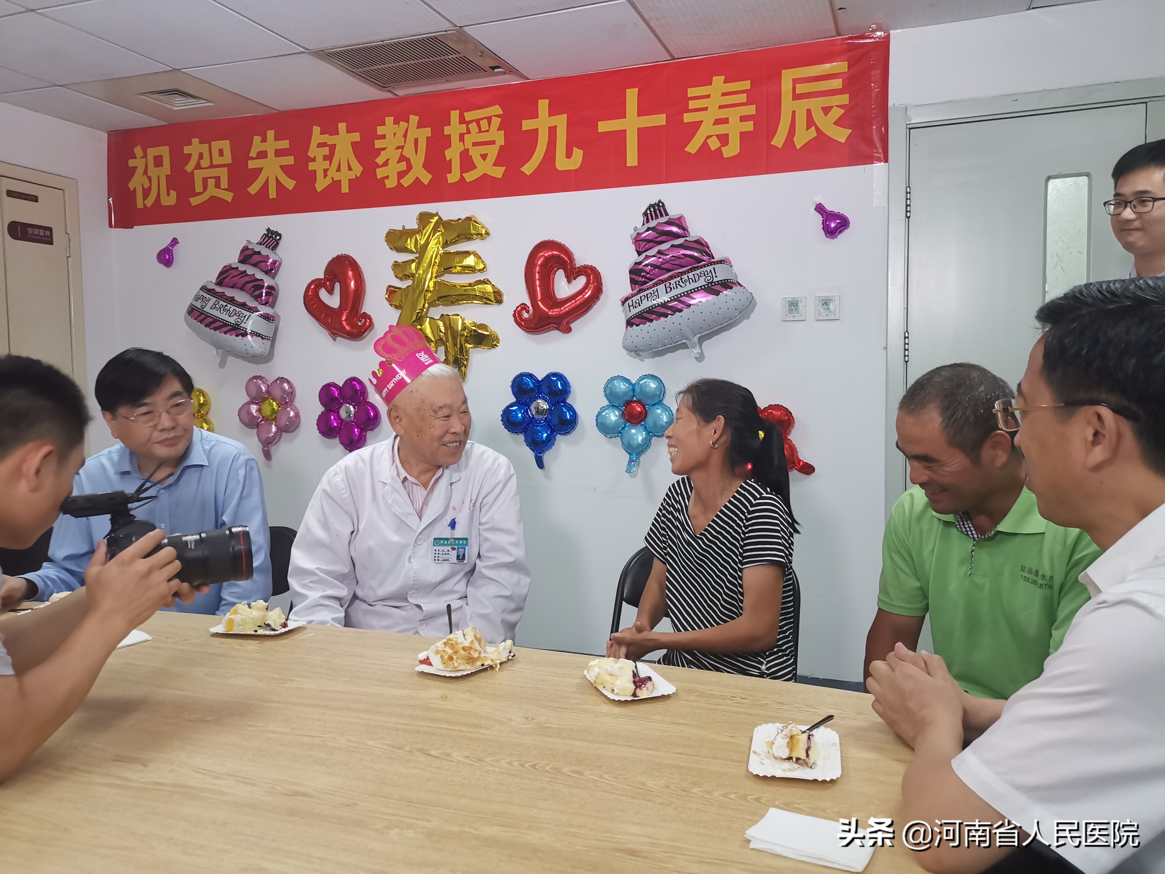 90岁老人坚持坐诊让老百姓少花钱治好病是他的初心