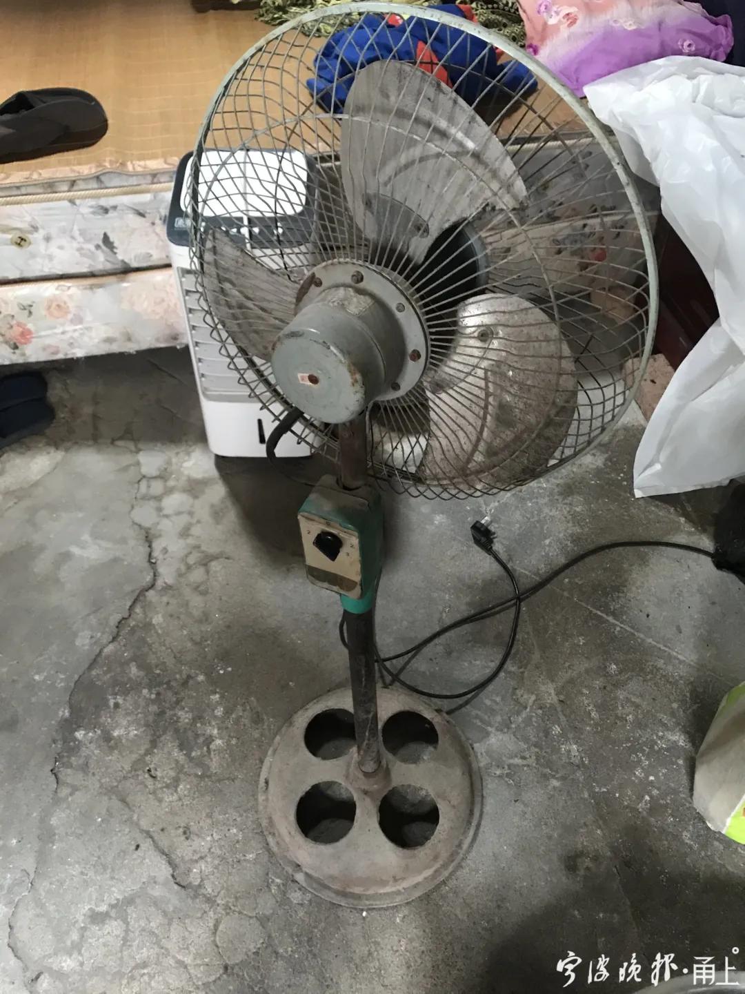 老婆在台州每月两三千,他在外地打工一日3餐仅花4元!却一下子捐款500元!他说…