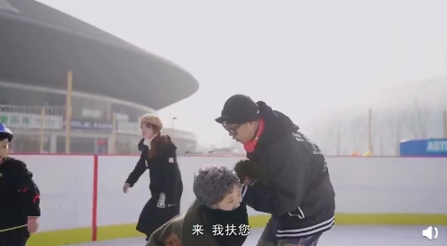 花滑选手表演赛,花滑世界冠军扮猪吃老虎