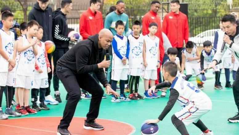 姚明教山区同学打篮球,姚明现场指教周琦