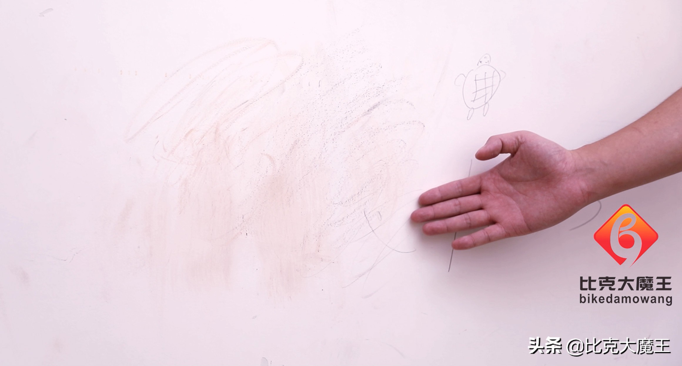 白墙脏了不用重新刷,墙壁上抹一点,简单擦一擦就干净,省力省事