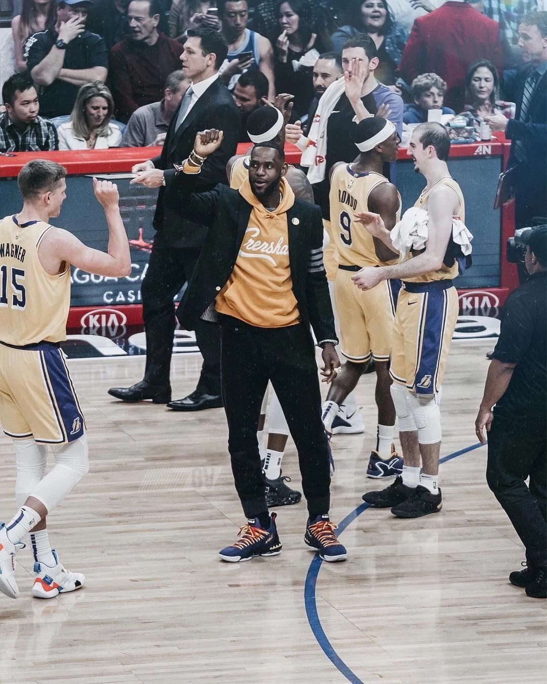 罗志祥女友坐在詹姆斯身旁让人羡慕，老詹公开招募自由球员加盟