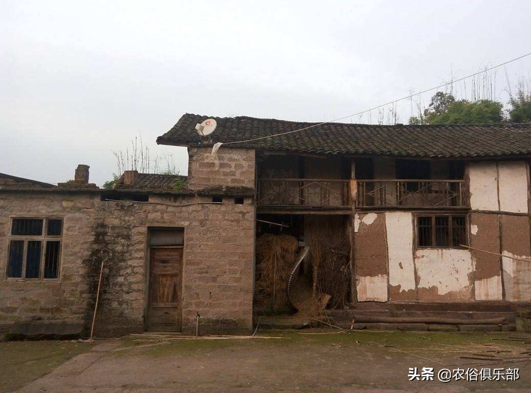 户口在娘家可以分到婆家的地吗,外嫁女在娘家分户无宅基地