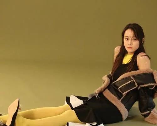 热巴穿白色裤子,热巴穿黑色裤子