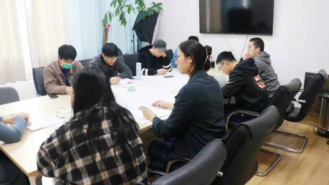 银行面试可以穿常服吗,银行面试可以穿西装加马丁靴吗