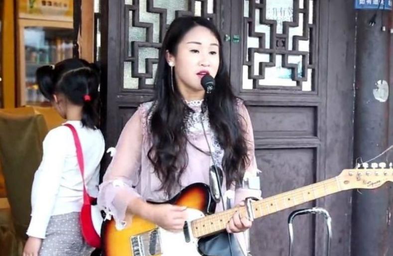 汶川地震时,那位救了丈夫、却丢了双腿的李应霞,如今怎么样了?