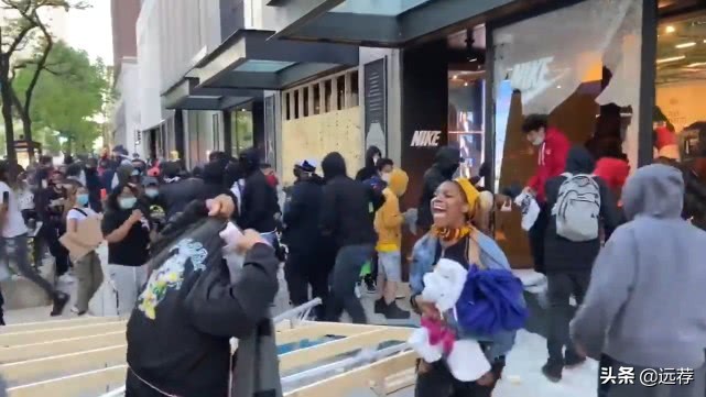 美国一家耐克店一分钟内被抢光！黑人妇女抱着抢来的鞋欢呼