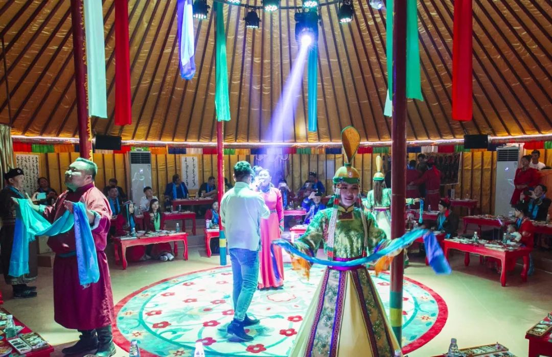 可以吃烧烤烤全羊的地方,有篝火烤全羊的地方