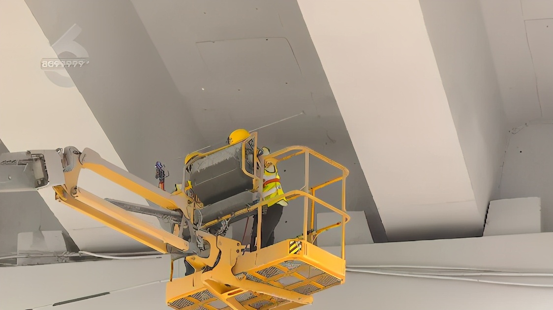 碧鸡路高架桥喷漆让车“穿花衣”？施工方：一周内完成作业，理赔可分标段找负责人