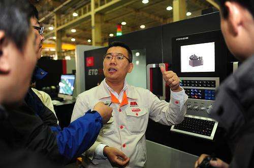 从天下第一村到负债300亿,从濒临破产到全球第一