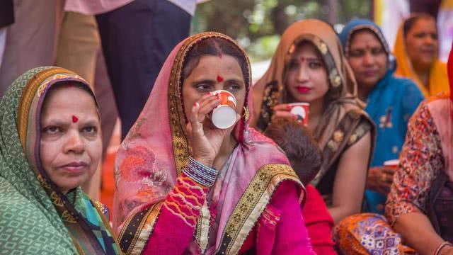 在聚众喝牛尿之后，印度宣布牛粪牛尿疗法进入临床试验阶段