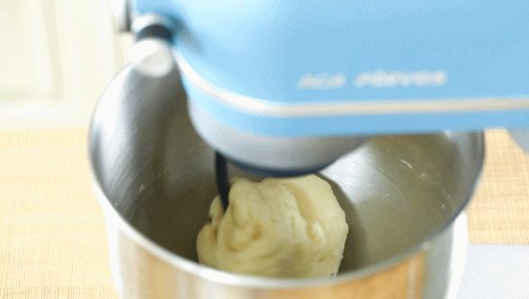 如何用烤箱烤芝麻烧饼,老北京麻酱芝麻烧饼的烤箱做法