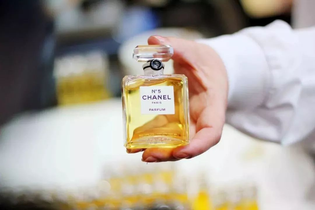 刘雯身穿chanel2018,刘雯香奈儿同款包