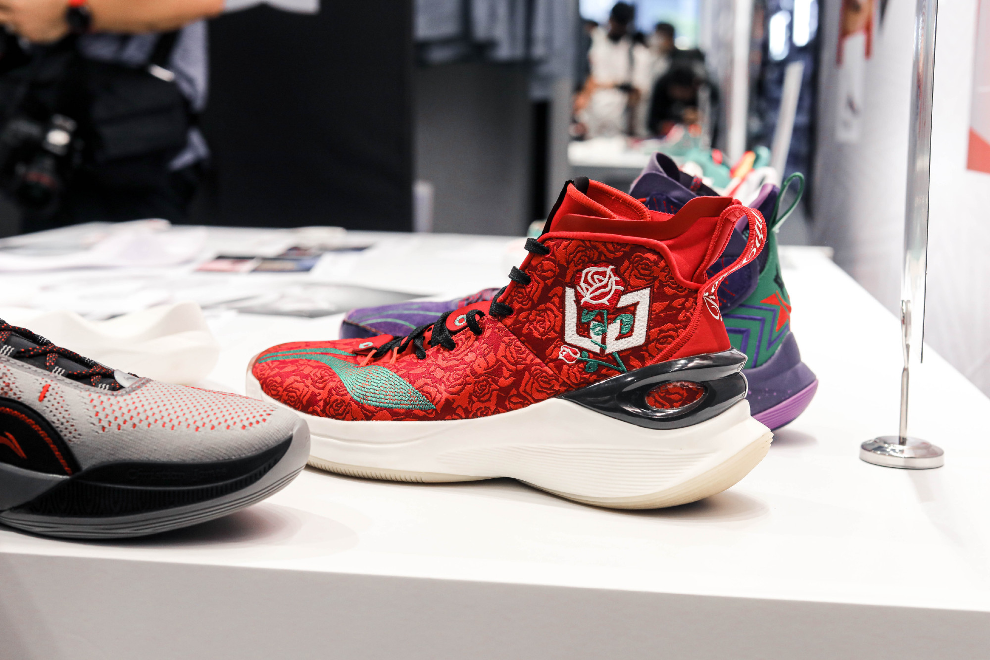 虚荣OR求实？KT7代配置拉满，CJ1代力求高端，安踏和李宁你爱谁？